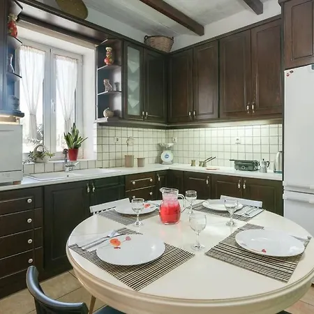 Дом отдыха Pretty Cottage Home With Flower Yard & Bbq *