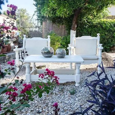 Дом отдыха Pretty Cottage Home With Flower Yard & Bbq