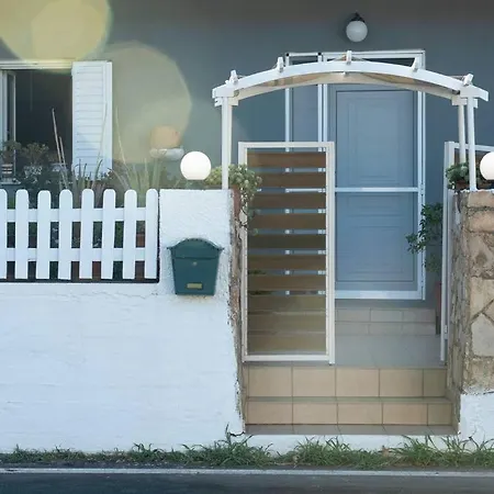 Pretty Cottage Home With Flower Yard & Bbq