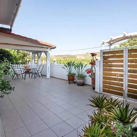 Pretty Cottage Home With Flower Yard & Bbq