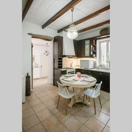 Pretty Cottage Home With Flower Yard & Bbq Semesterbostad