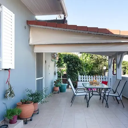 Semesterbostad Pretty Cottage Home With Flower Yard & Bbq *
